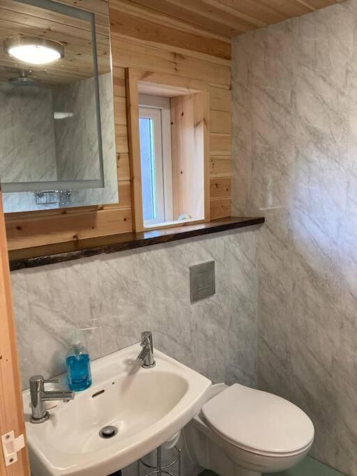 Ty Taf 2 Bed Cottage With Deck & Easy Transport Links Cardiff Kültér fotó