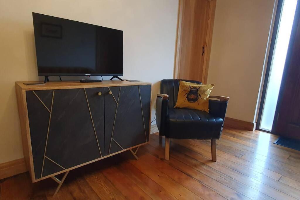 Ty Taf 2 Bed Cottage With Deck & Easy Transport Links Cardiff Kültér fotó