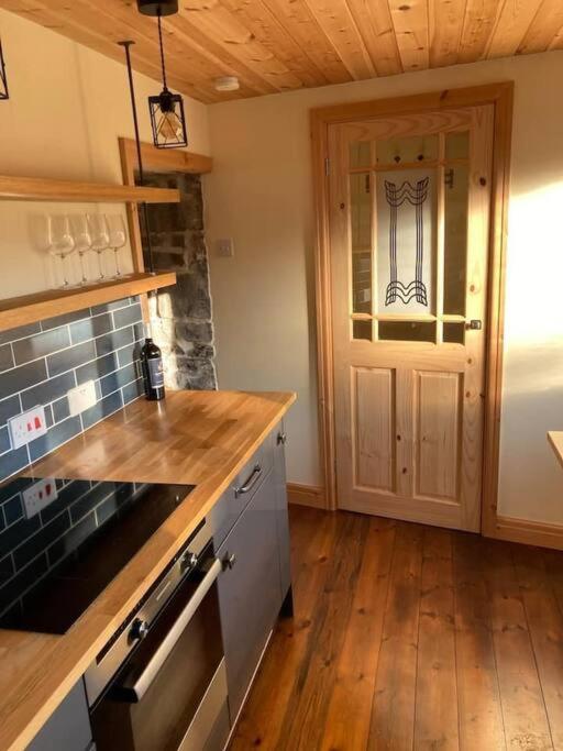 Ty Taf 2 Bed Cottage With Deck & Easy Transport Links Cardiff Kültér fotó