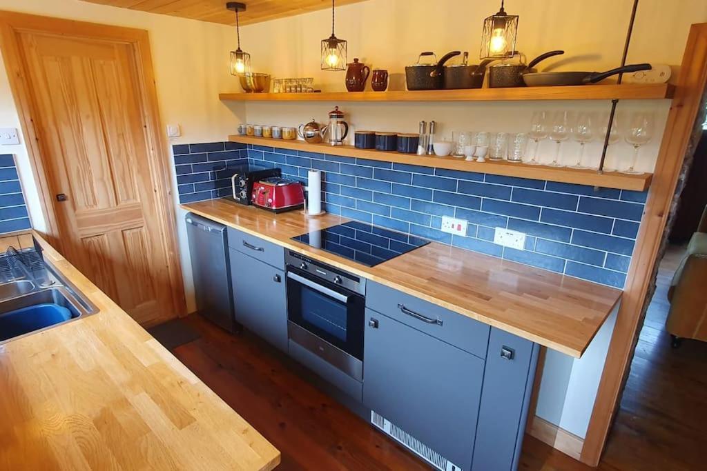 Ty Taf 2 Bed Cottage With Deck & Easy Transport Links Cardiff Kültér fotó
