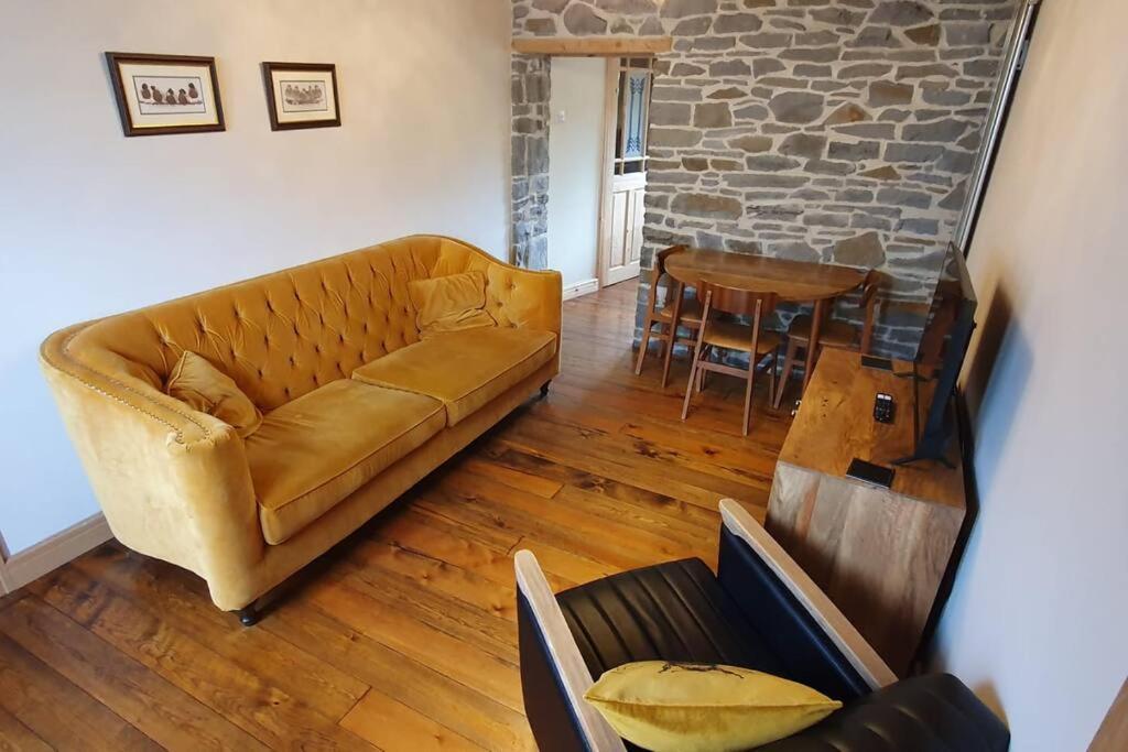 Ty Taf 2 Bed Cottage With Deck & Easy Transport Links Cardiff Kültér fotó
