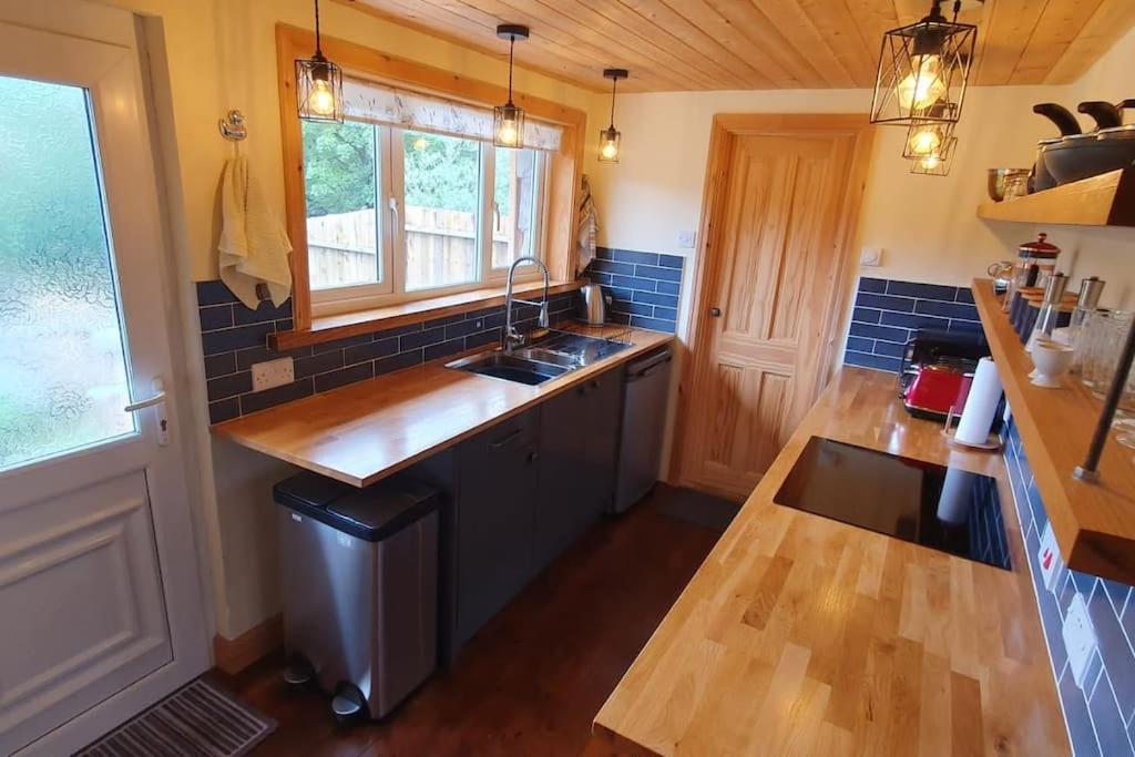 Ty Taf 2 Bed Cottage With Deck & Easy Transport Links Cardiff Kültér fotó