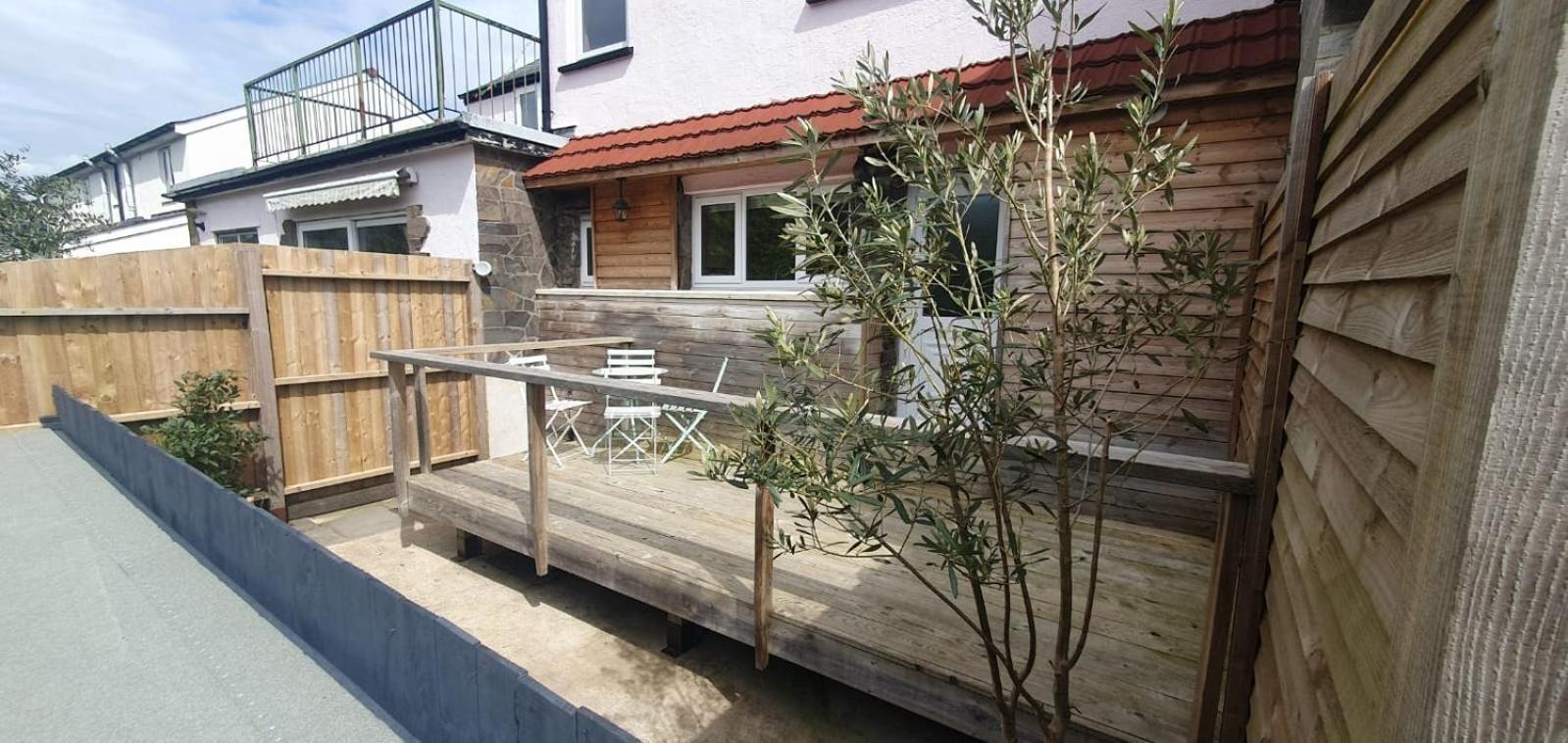 Ty Taf 2 Bed Cottage With Deck & Easy Transport Links Cardiff Kültér fotó