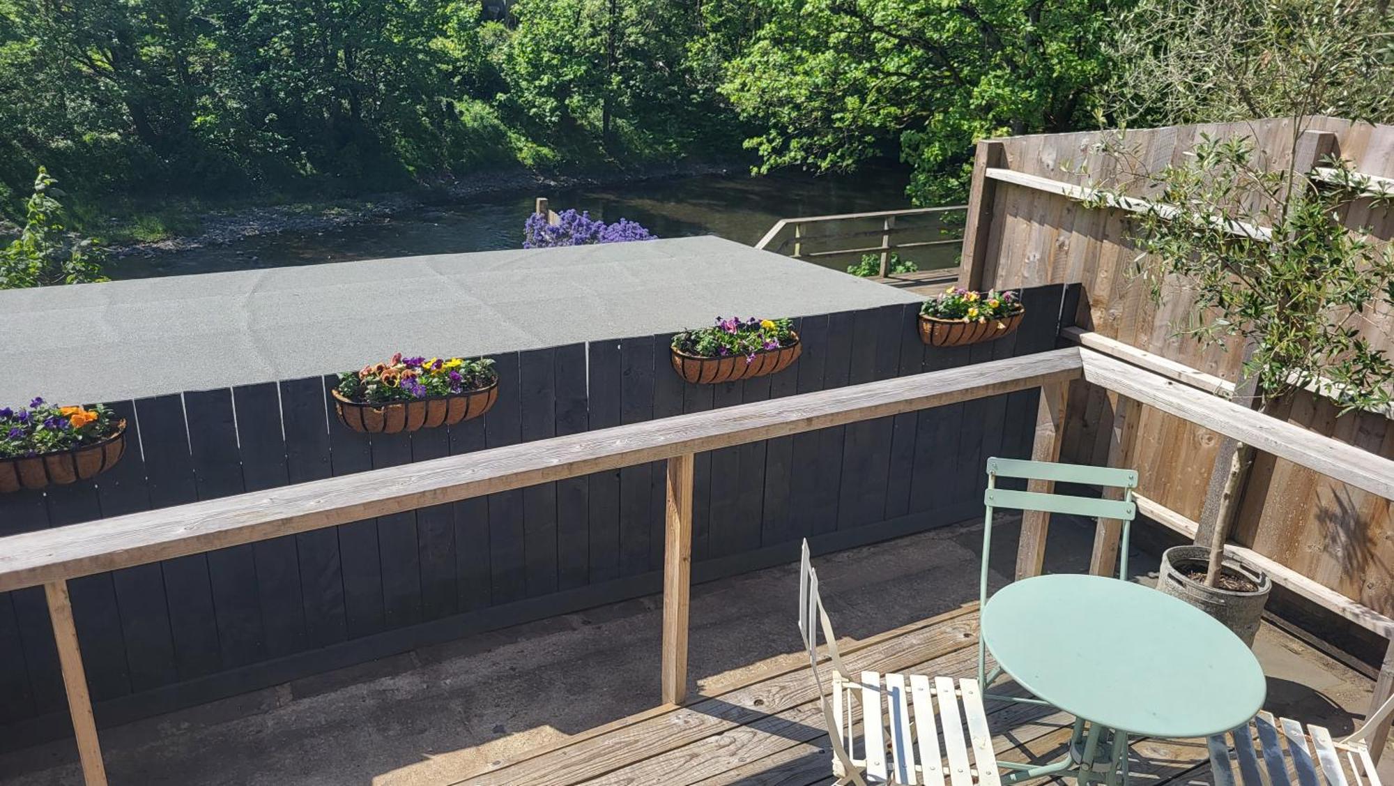 Ty Taf 2 Bed Cottage With Deck & Easy Transport Links Cardiff Kültér fotó